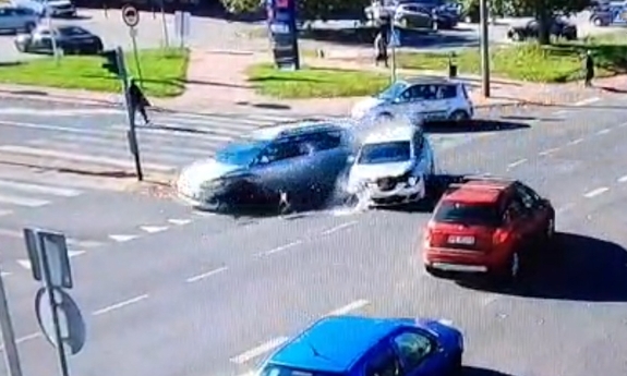 Wjechał na skrzyżowanie na czerwonym świetle i doprowadził do kolizji