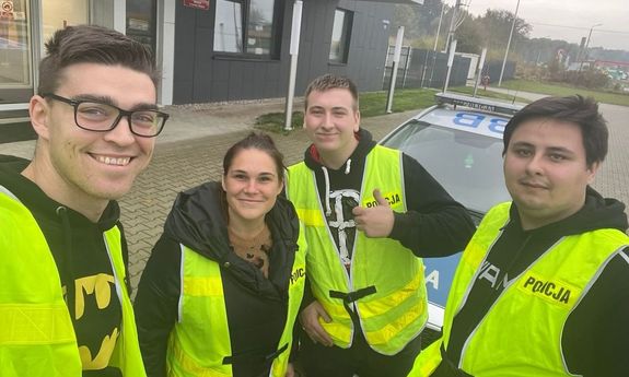 Policyjny instynkt nie zawiódł! Lwóweccy policjanci ewakuowali rodzinę z płonącego samochodu