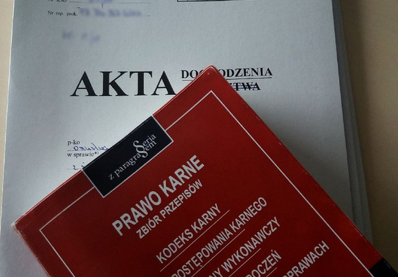 Akt oskarżenia dla duetu oszustów. 41 zarzutów i prawie 5 milionów złotych wyłudzonych pieniędzy