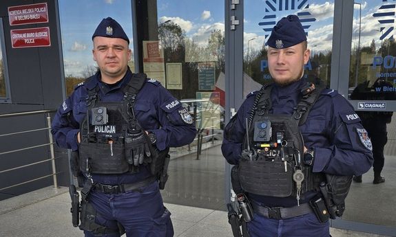 Policjanci uratowali mieszkańców płonącego budynku