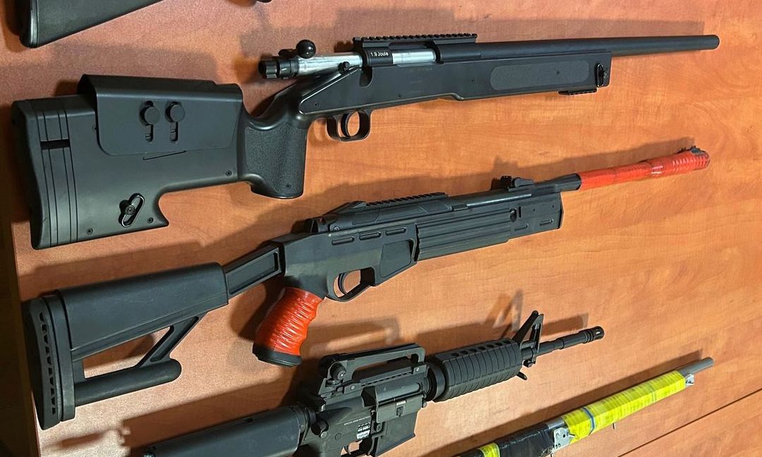 Policjanci ze Szczecina zatrzymali mężczyzn odpowiedzialnych za uszkodzenia szyb i posiadanie materiałów wybuchowych