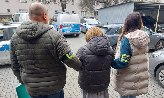 Policjanci zatrzymali kobietę i mężczyznę, którzy przyjechali odebrać pieniądze od seniorki