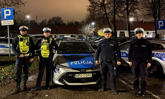 Dzięki skutecznej reanimacji policjanci krakowskiej drogówki uratowali życie mężczyzny