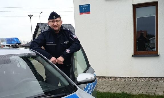 Zadymienie w mieszkaniu i policjant dzielnicowy, który wyprowadził 54-latka