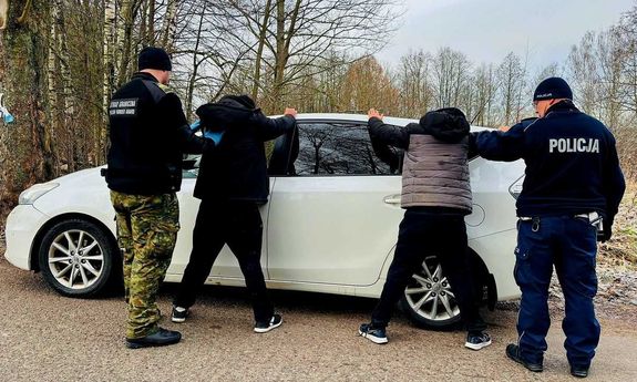 Zatrzymany pojazd z nielegalnymi imigrantami