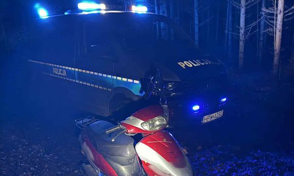 Dzięki szybkiej akcji policjantów uratowano zagubioną w lesie kobietę