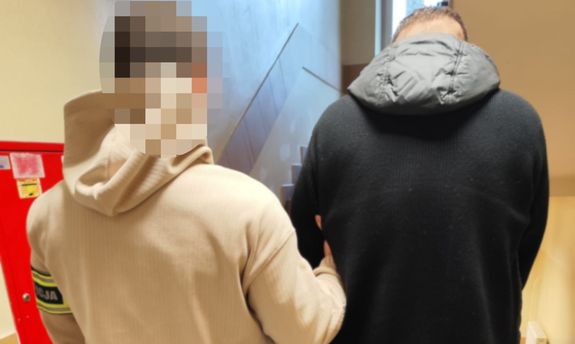 Zagroził pracownikom i ukradł pieniądze. Został zatrzymany i trafił do aresztu