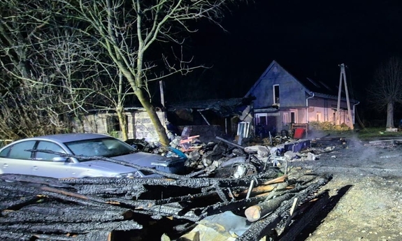 Pożar w Glinnie - policjanci wyprowadzili pięć osób z zadymionego domu