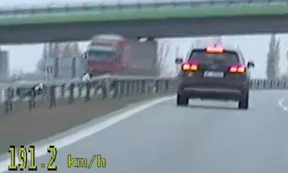 Okazało się, iż szybka jazda i pośpiech towarzyszą mężczyźnie nie od dziś!