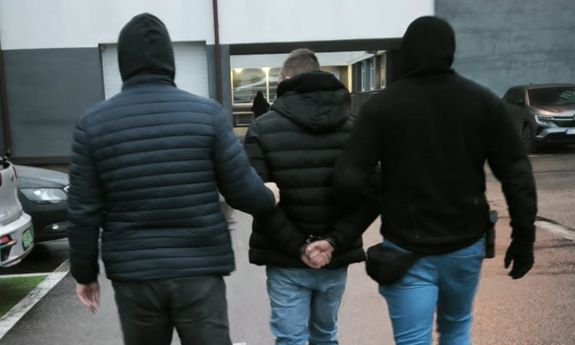 31-latek zatrzymany w związku z brutalnym rozbojem, obrotem narkotykami i działalnością w grupie przestępczej