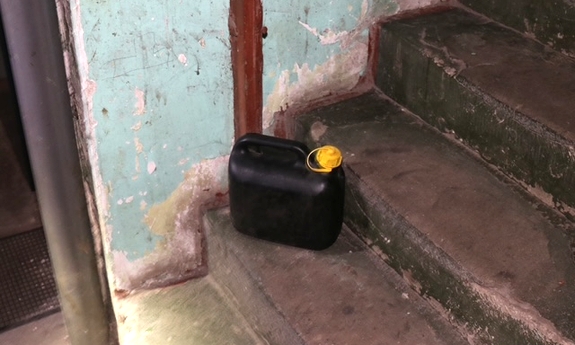 Rozlał benzynę, bo chciał podpalić sąsiadów