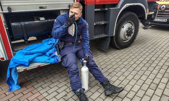 „…Nawet z narażeniem życia…” - policjanci ewakuowali mieszkańców z pożaru