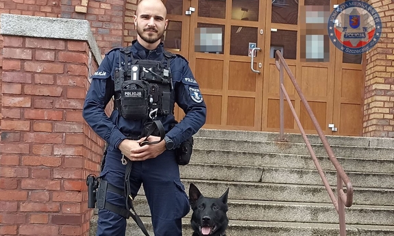 Spin policyjny pies tropiący wraz z przewodnikiem dotarli na czas