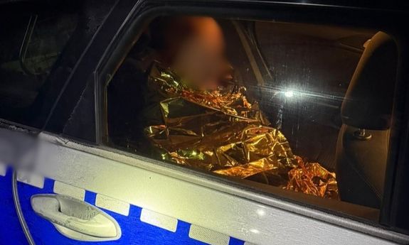 Policjanci pomogli wyziębionemu mężczyźnie