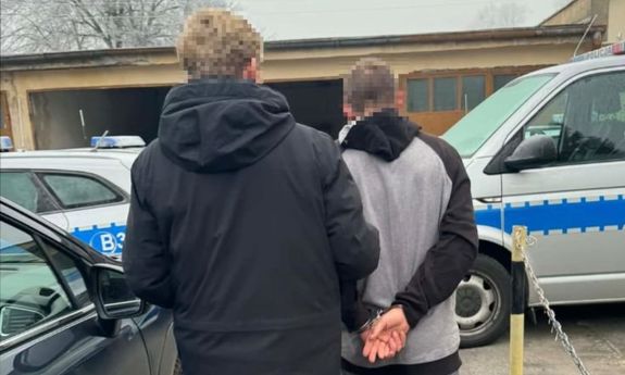 Naruszył nietykalność cielesną pracowników medycznych i kierował wobec nich groźby karalne. Został zatrzymany przez trzebnickich policjantów