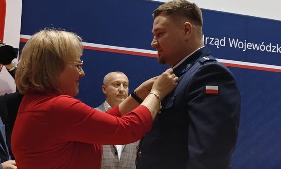 Aspirant Dariusz Romaniuk uhonorowany odznaką "Honorowy Dawca Krwi – Zasłużony dla Zdrowia Narodu”