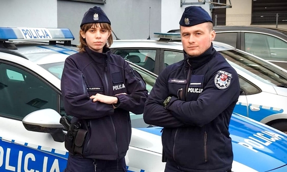 Sekundy, które zdecydowały o życiu. Wspólna akcja przechodniów i płońskich policjantów ocaliła mężczyznę