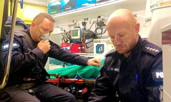 64-latek uratowany z płonącego budynku przez kraśnickich policjantów