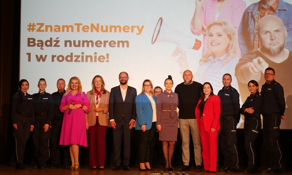 Dzieci kontra oszuści! Najmłodsi uczą seniorów, jak nie dać się nabrać Czyli: wystartowała trzecia odsłona ogólnopolskiej kampanii społecznej #ZnamTeNumery