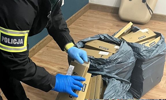 Policjanci odzyskali skradziony samochód i zabezpieczyli prawie 70 tys. szt. papierosów bez akcyzy