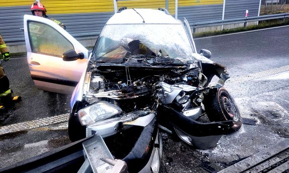 Policjanci uratowali kierowcę z płonącego auta