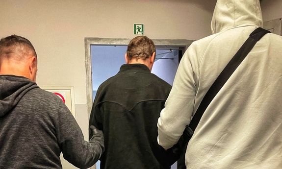 Zatrzymany 37-latek odpowie za fałszywy alarm bombowy i znieważenie funkcjonariuszy