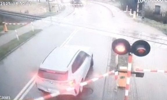 Wjechała na przejazd kolejowy, kiedy zamykały się rogatki