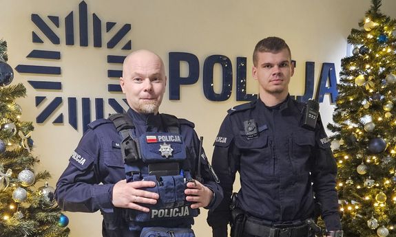 Czujność, intuicja i zaangażowanie policjantów uratowały życie kobiecie