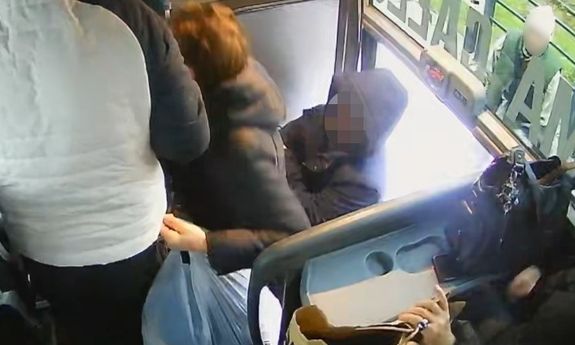 Okradł kobietę w autobusie i przesiadł się do innego, myśląc, iż pozostanie niezauważony. I tak został zatrzymany
