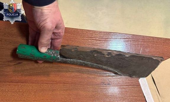 Wybił okna i groził pozbawieniem życia. Gdy zatrzymywali go policjanci, miał przy sobie maczetę