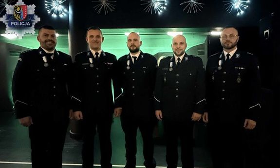 Pięciu policjantów z Polkowic odznaczonych wyróżnieniem „Homo Homini”