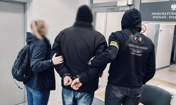 Cztery zatrzymania, ponad milion złotych strat. Uderzenie w grupę piorącą pieniądze z oszustw