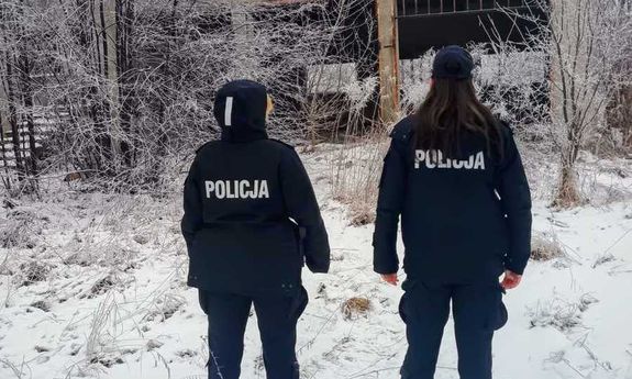 Dzielnicowi zapobiegli wychłodzeniu mężczyzny