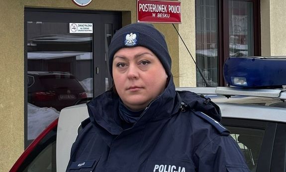 Policjantka po służbie pomogła leżącemu w rowie mężczyźnie