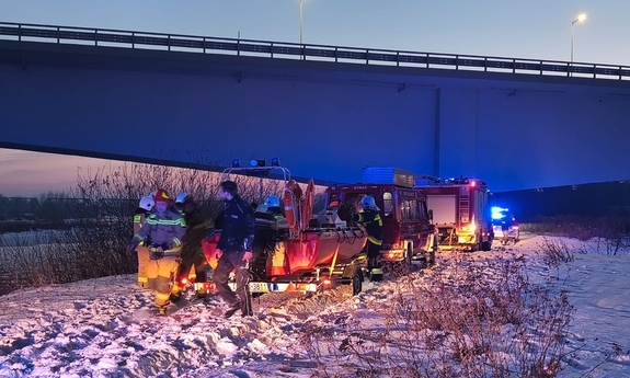 Akcja ratunkowa na Dunajcu. Dwie osoby wyciągnięte z lodowatej wody