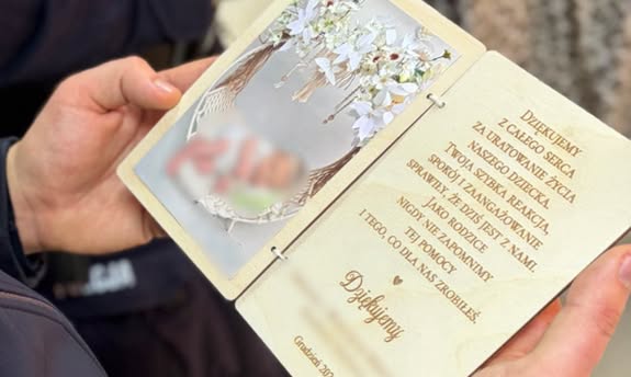 Wzruszające podziękowania dla policjantów, którzy uratowali życie niemowlęciu