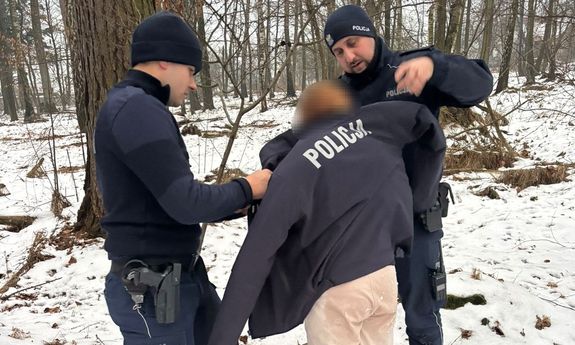 Wadowiccy policjanci odnaleźli 12-latkę, która boso wybiegła z domu i uciekła do lasu