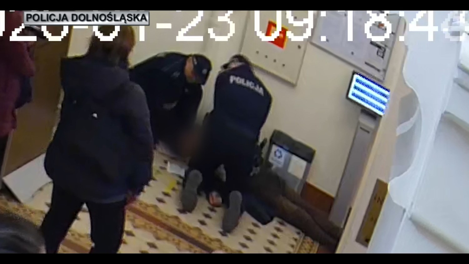 Stracił przytomność w budynku sądu - czynności ratunkowe natychmiast podjęli policjanci z wrocławskiej „konwojówki”