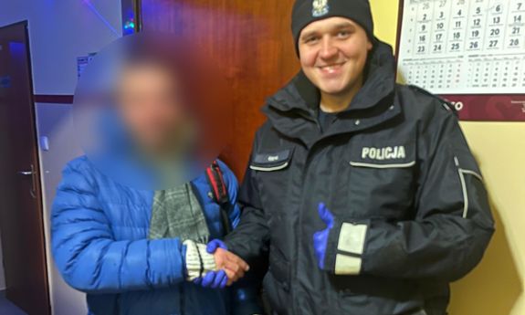 Nie można pozostać obojętnym. Dzięki jednemu telefonicznemu zgłoszeniu policjanci uratowali mężczyznę