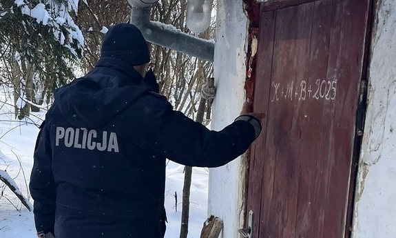 Dzielnicowy uratował skrajnie wyczerpaną 37-latkę przed wychłodzeniem