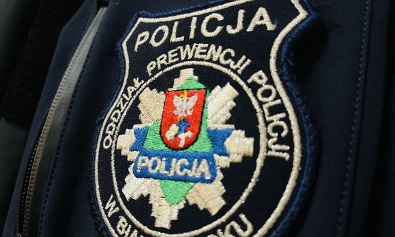 Policjant uchronił seniorkę przed oszustami, była o krok od utraty 50 tys. zł