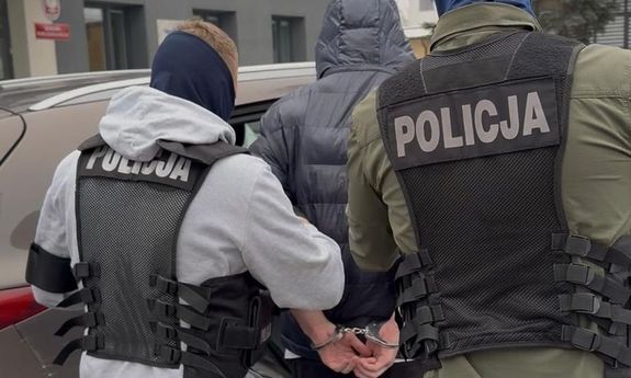 Szybka reakcja policjantów i czujność pracowników banku udaremniły działania oszustów