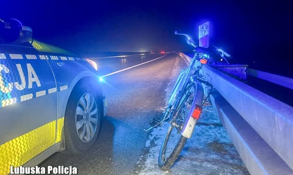 To mogło zakończyć się tragicznie… Mężczyzna jechał rowerem po autostradzie