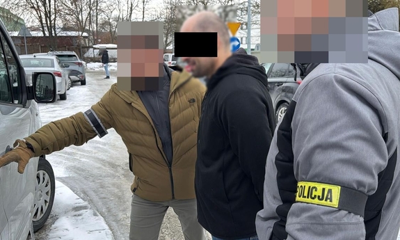 Ukradli porsche i zaatakowali policjantów tasakiem