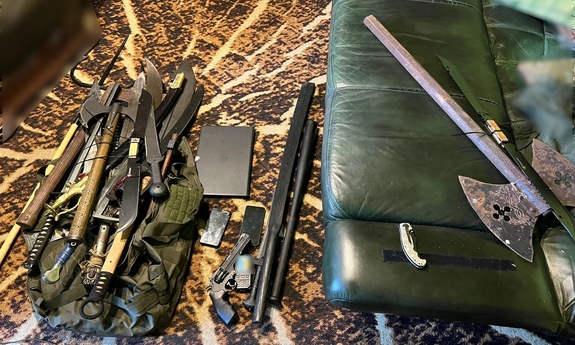 Kilkadziesiąt noży oraz miecze zabezpieczyli policjanci u 38-latka, który wygrażał nimi ekipie budowlanej, a potem policjantom