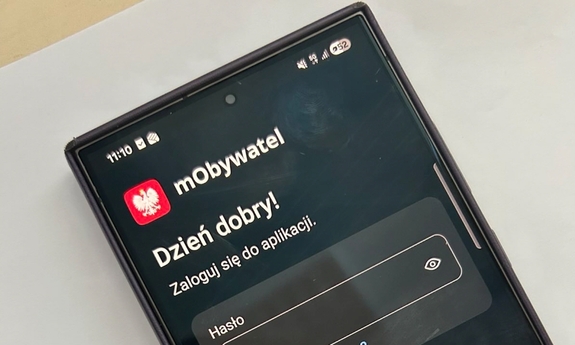 Sprzedawali fałszywą aplikację mObywatel – zostali zatrzymani przez policjantów CBZC