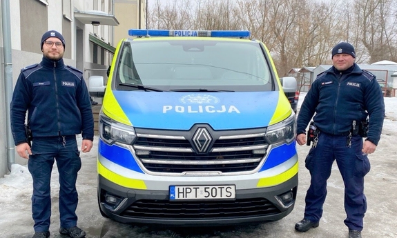 Policjanci uratowali życie mężczyźnie, pod którym załamał się lód