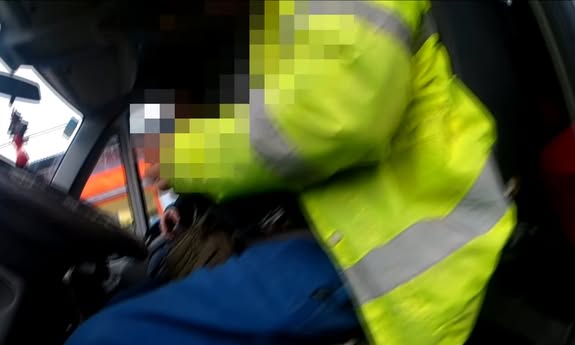 Wrocławscy policjanci zatrzymali mężczyznę, który posługiwał się podrobionym prawem jazdy