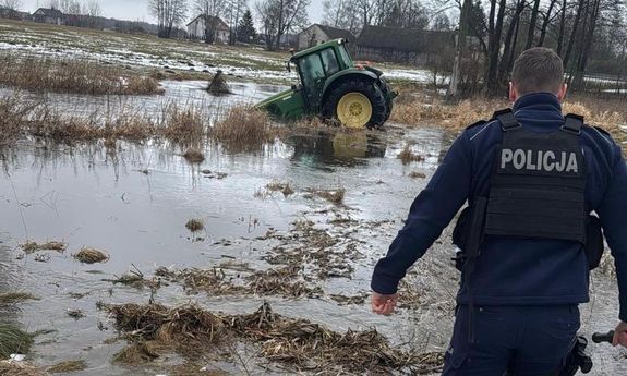 Ucieczka ciągnikiem zakończona w rzece