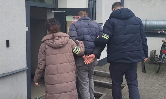 Dwaj bracia trafili do aresztu, młodszy ukradł samochód a starszy dokonywał włamań